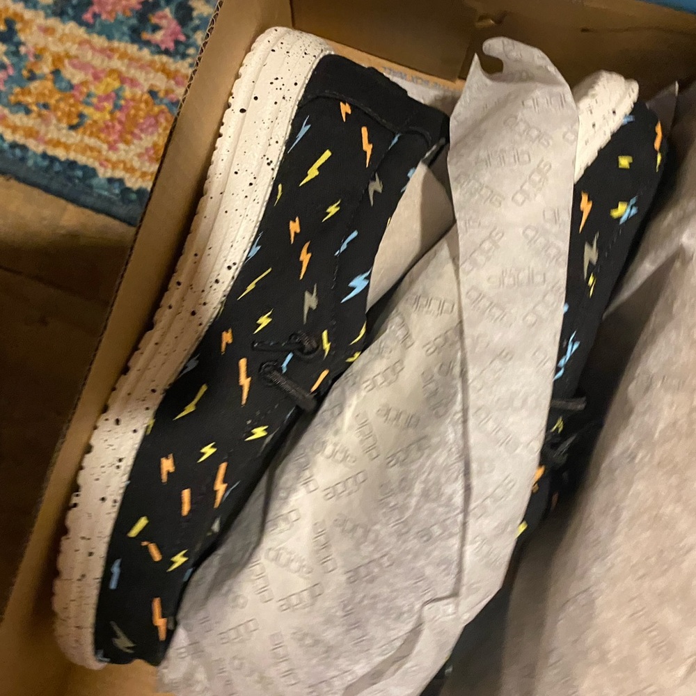 New inbox HEY DUDES size 3/4. Never worn.